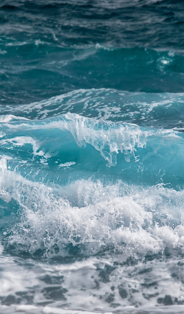 Голубые бушующие волны крупным планом