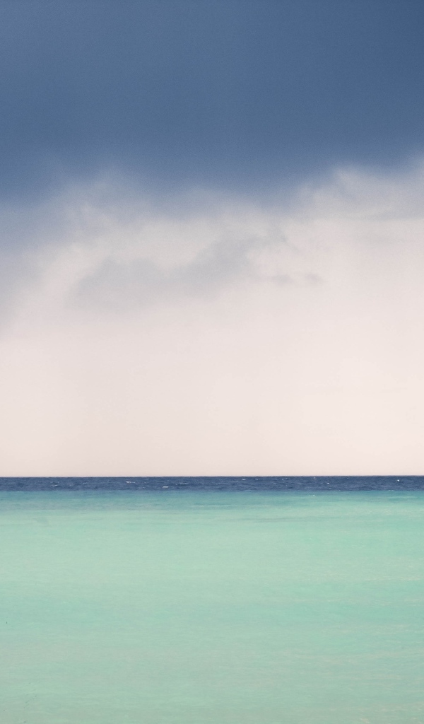 Голубая вода залива между скал