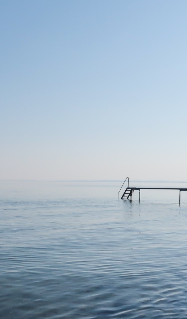 Мост в море в тумане