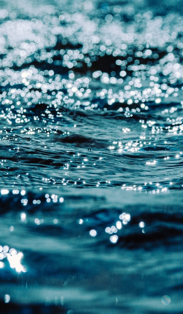 Спокойная черная морская вода