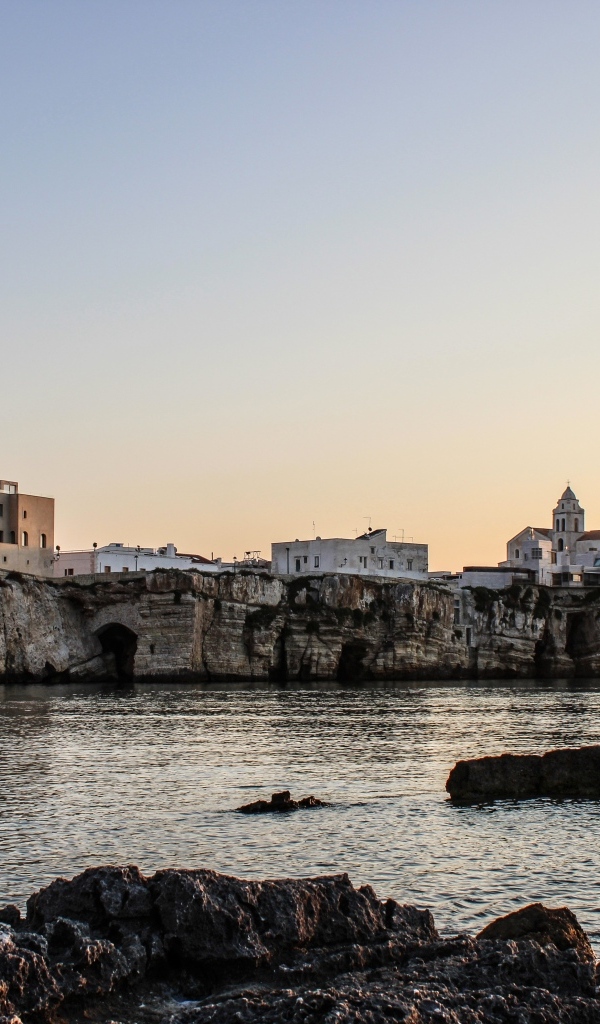 Город на скале у моря 