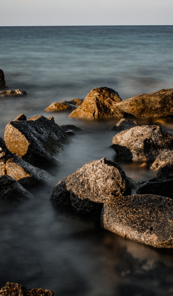 Большие камни в море на берегу