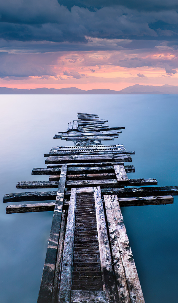 Старый разрушенный мост на берегу океана