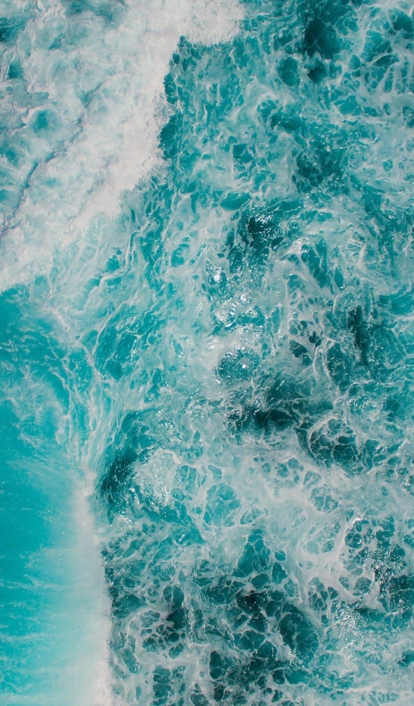 Бушующая голубая вода океана вид сверху