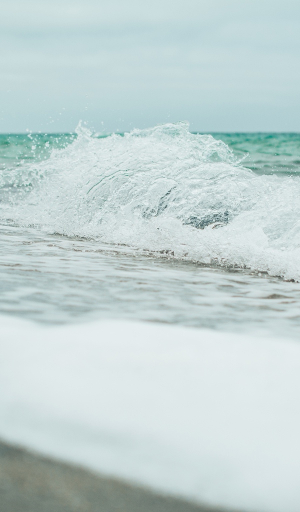 Белые волны в океане с зеленой водой