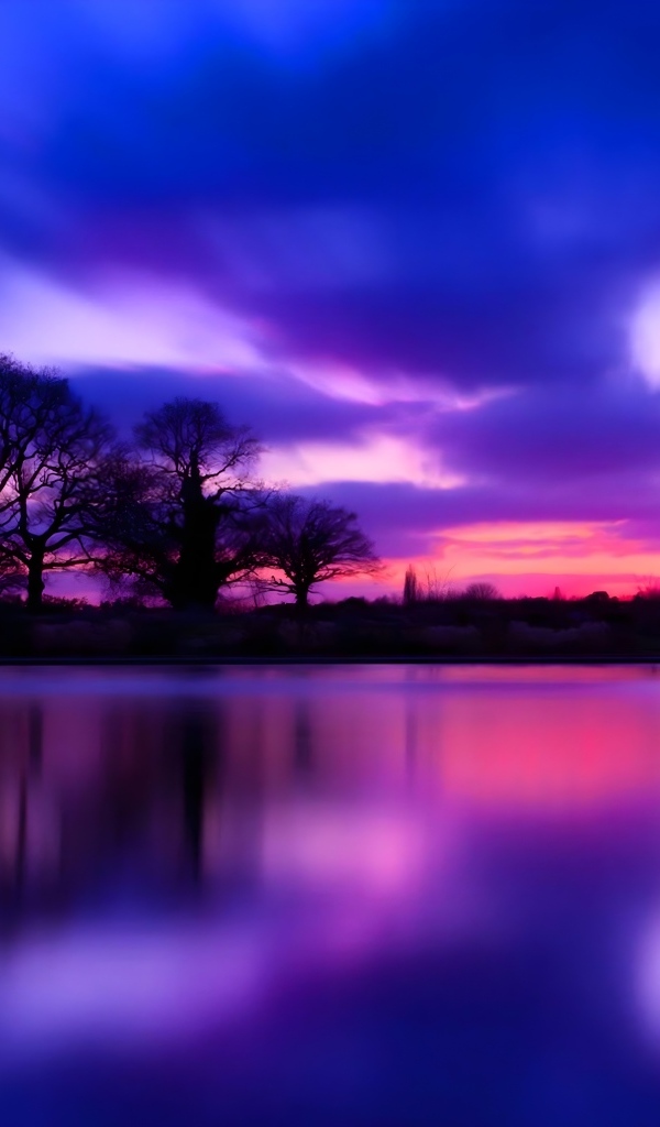 Красивый фиолетовый закат над озером