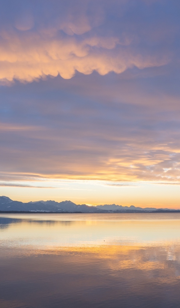 Красивый рассвет над озером в небе летом