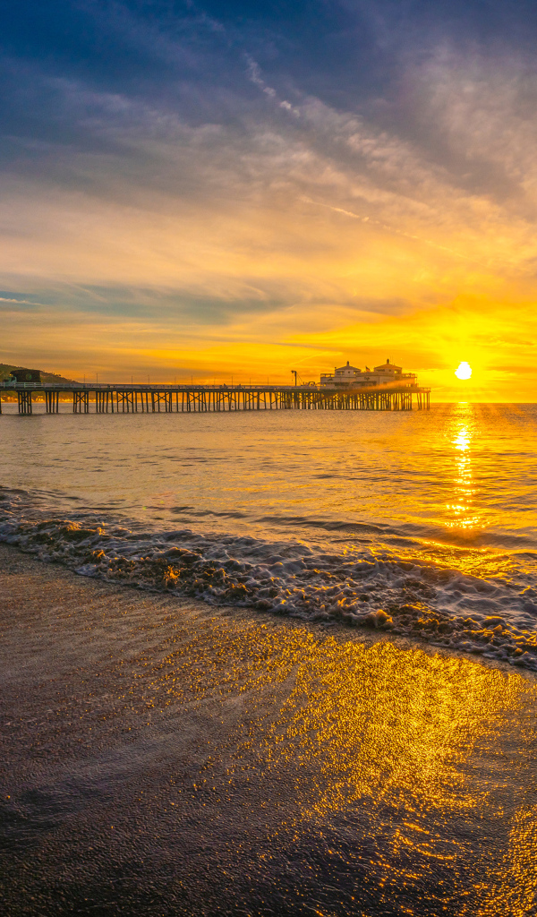 Красивый вид на закат солнца на берегу моря