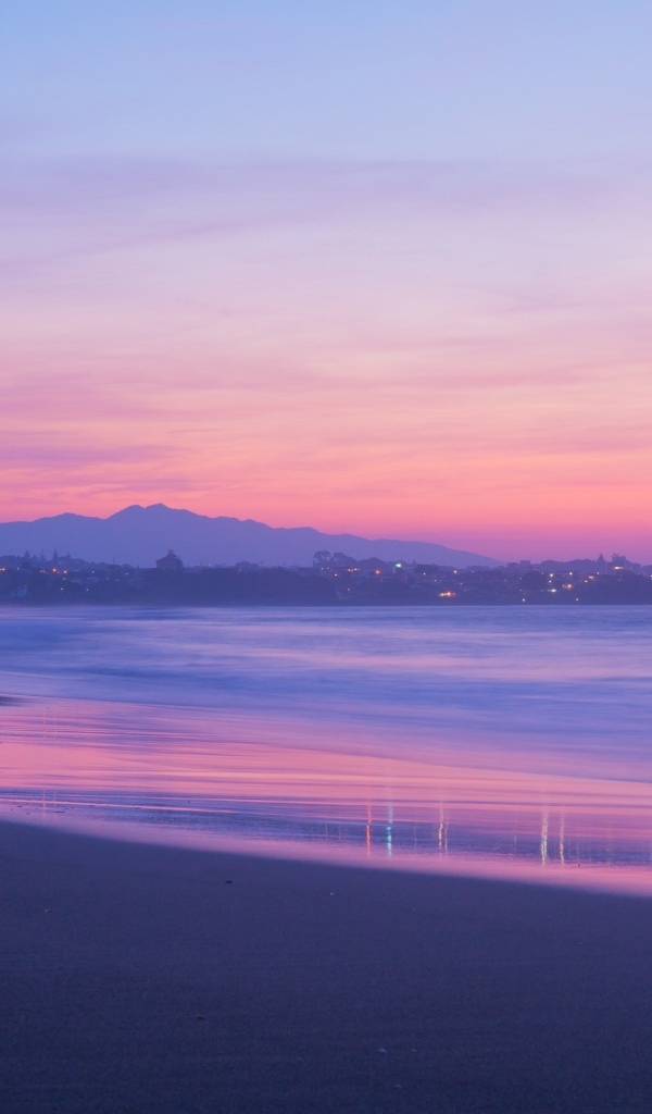 Сиреневый закат над морем в сумерках