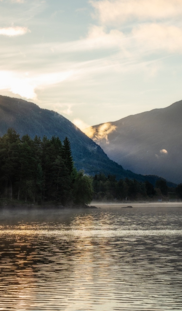 Горы и спокойное озеро на закате солнца