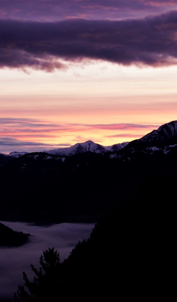 Розовый закат над покрытыми снегом горами