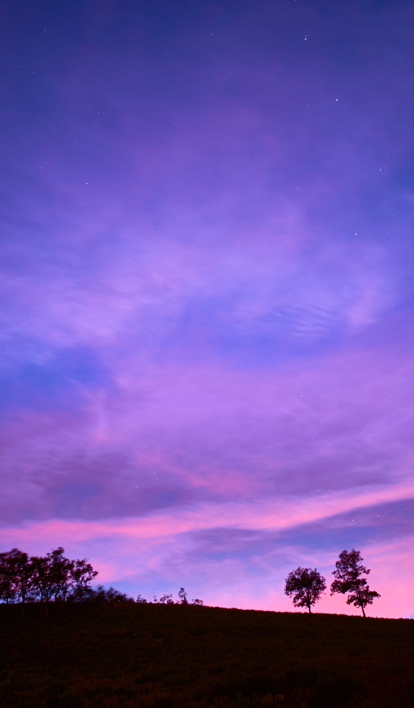 Фиолетовый закат в небе в сумерках 