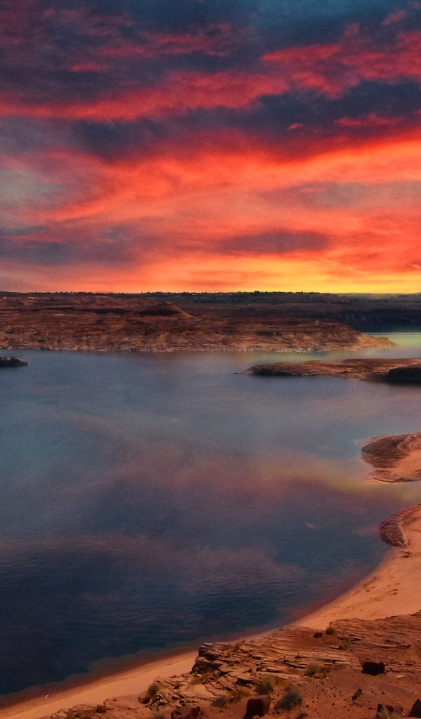 Красный закат в небе над рекой