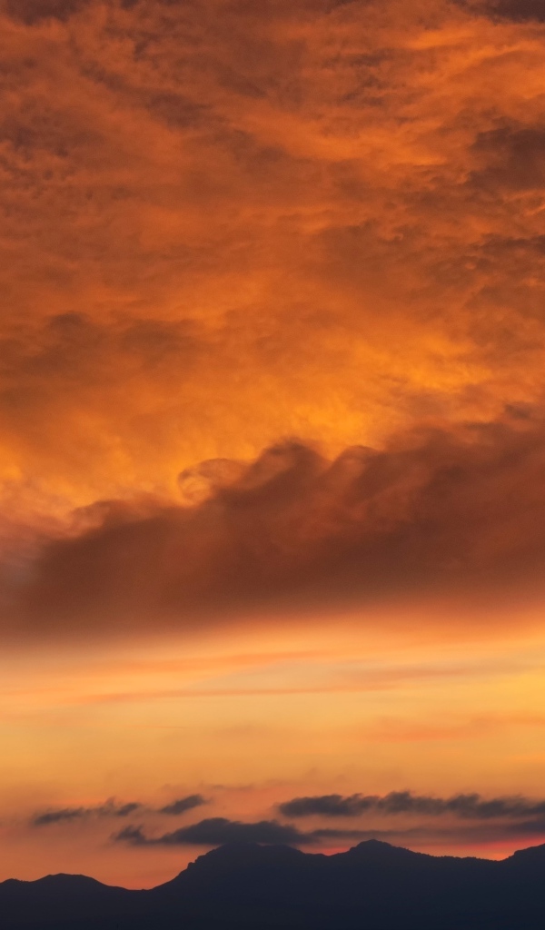 Густые облака оранжевого цвета на закате