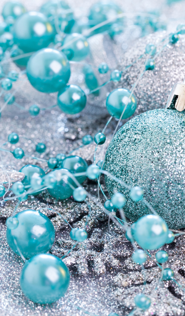 Красивые блестящие елочные шарики с бусами