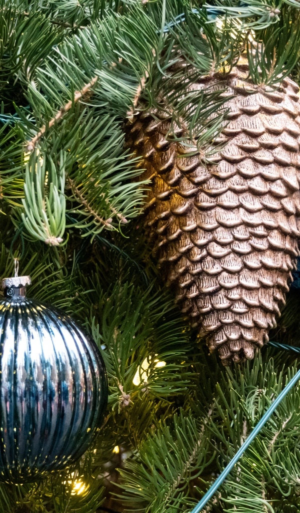 Красивые игрушки на зеленых еловых ветках