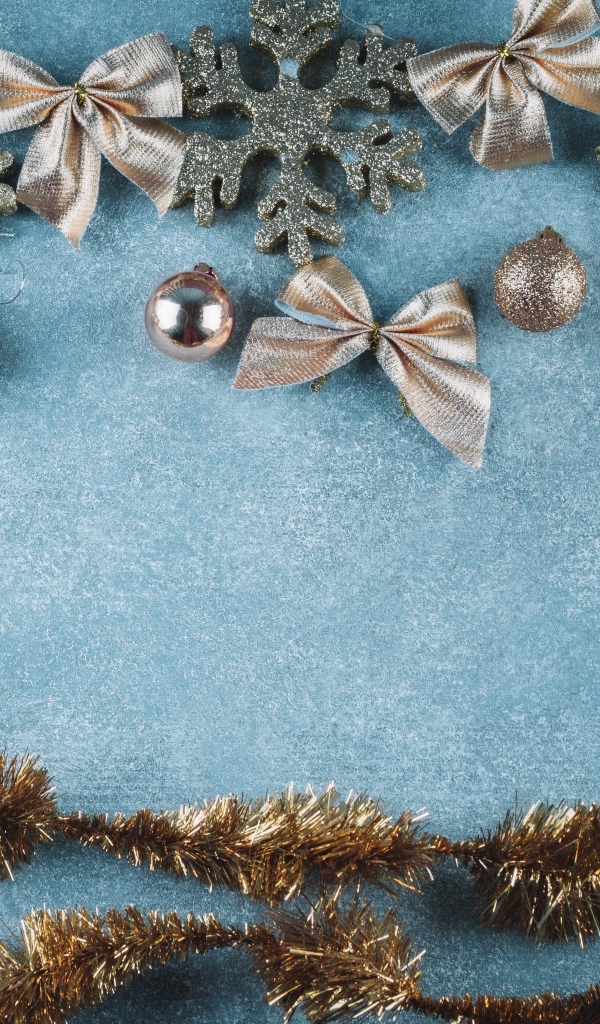 Бантики и мишура на голубом фоне для новогодней открытки