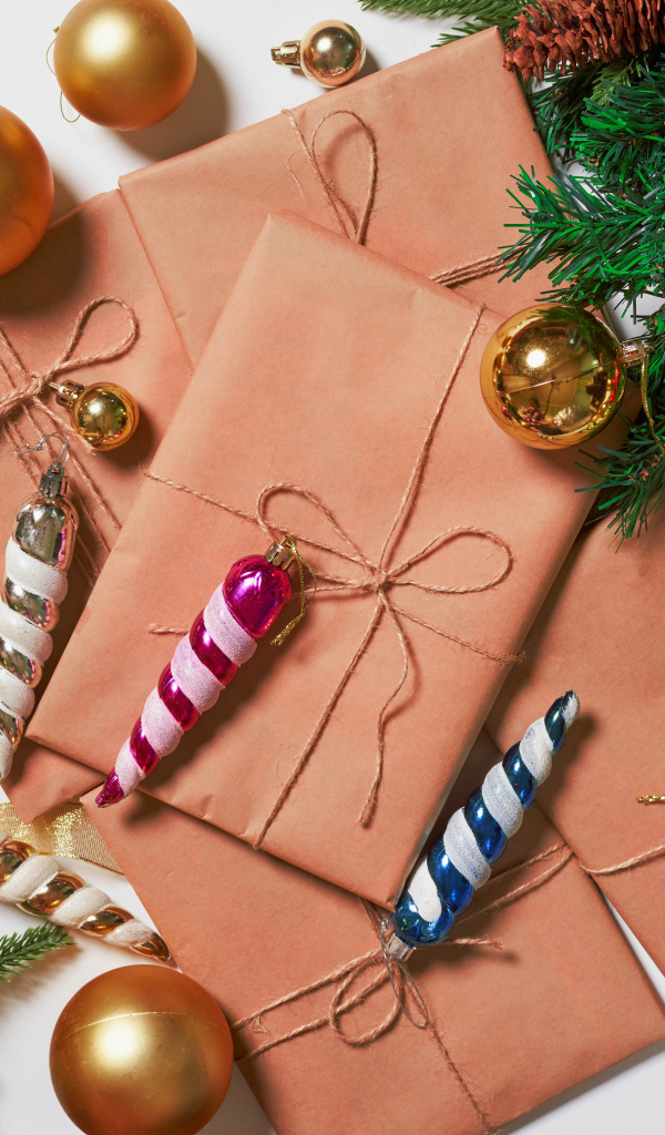 Подарки с игрушками и еловыми ветками