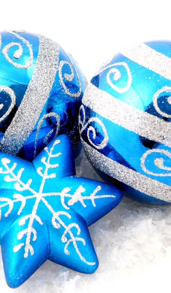 Два синих шарика и снежинка на белом фоне на новый год 2025