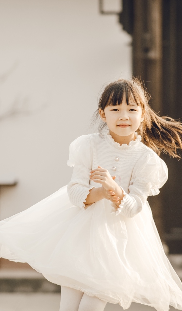 Девочка азиатка в красивом белом платье