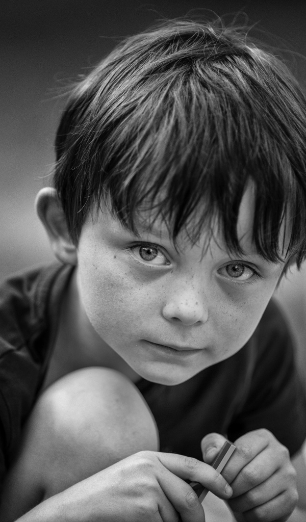 Черное-белое фото маленького мальчика