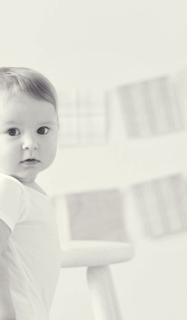 Черно-белое фото с маленьким мальчиком