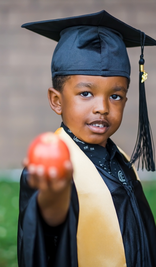 Темнокожий мальчик в костюме ученого