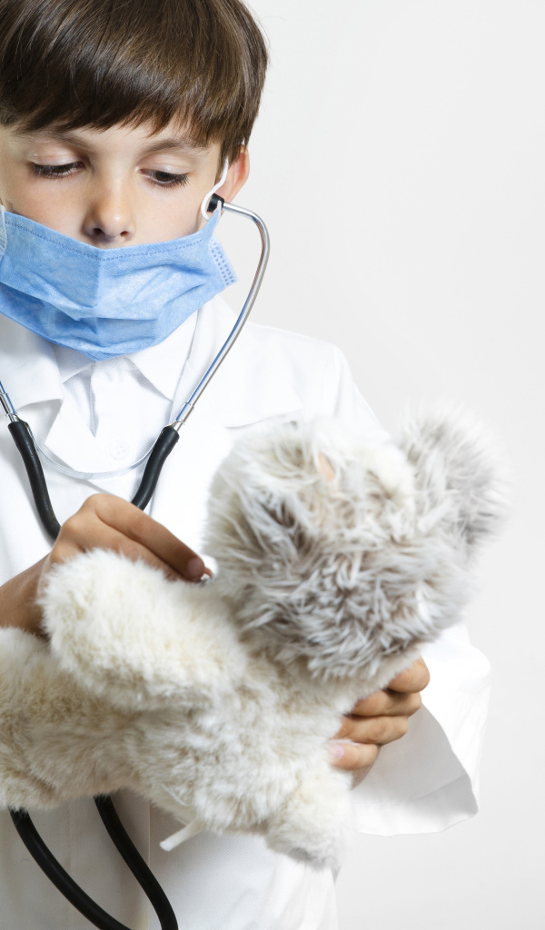 Мальчик в костюме врача с игрушечным медведем