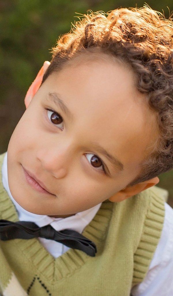 Кареглазый мальчик с кудрявыми волосами