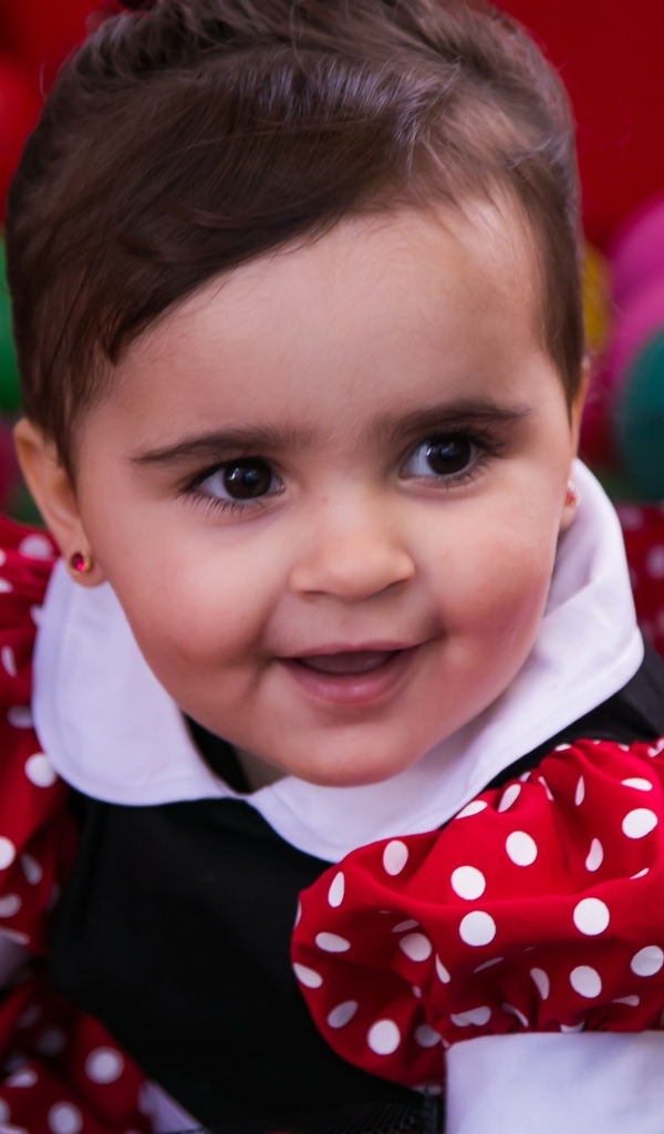 Кареглазая девочка в бассейне с шариками