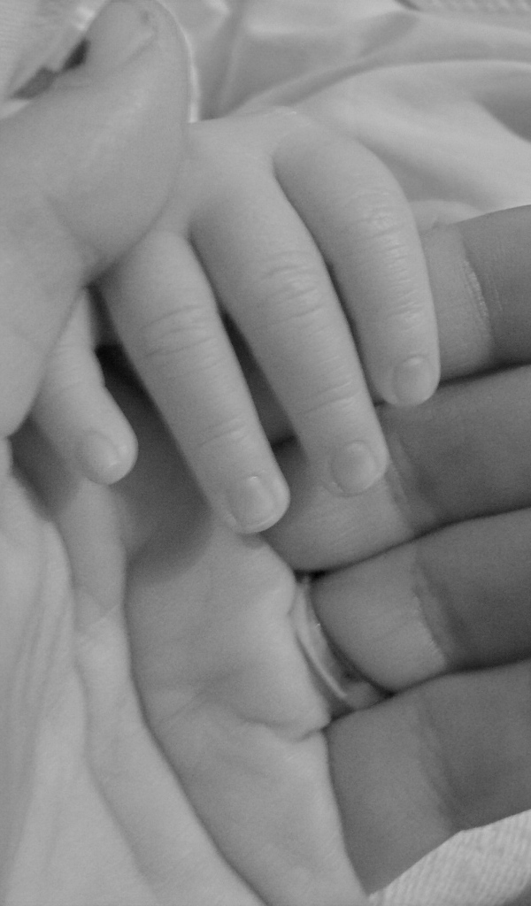 Рука ребенка в руке мамы