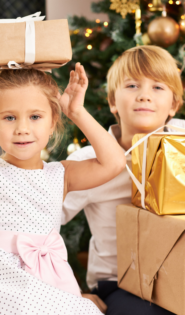 Дети с подарками на Рождество