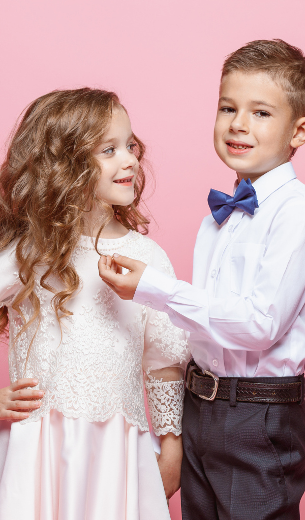 Пара мальчик и девочка на розовом фоне