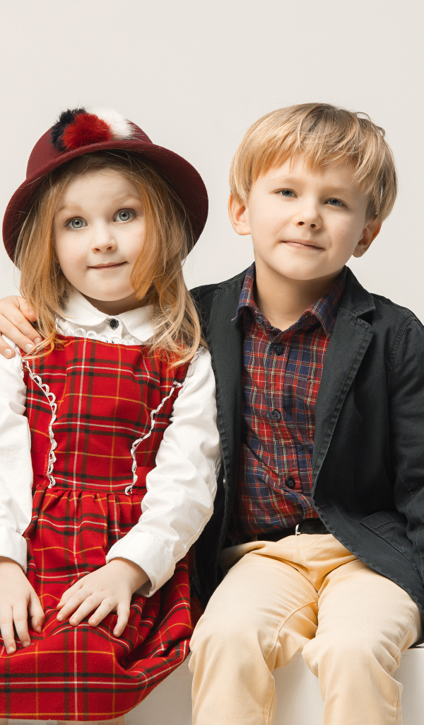 Пара мальчик и девочка на белом фоне