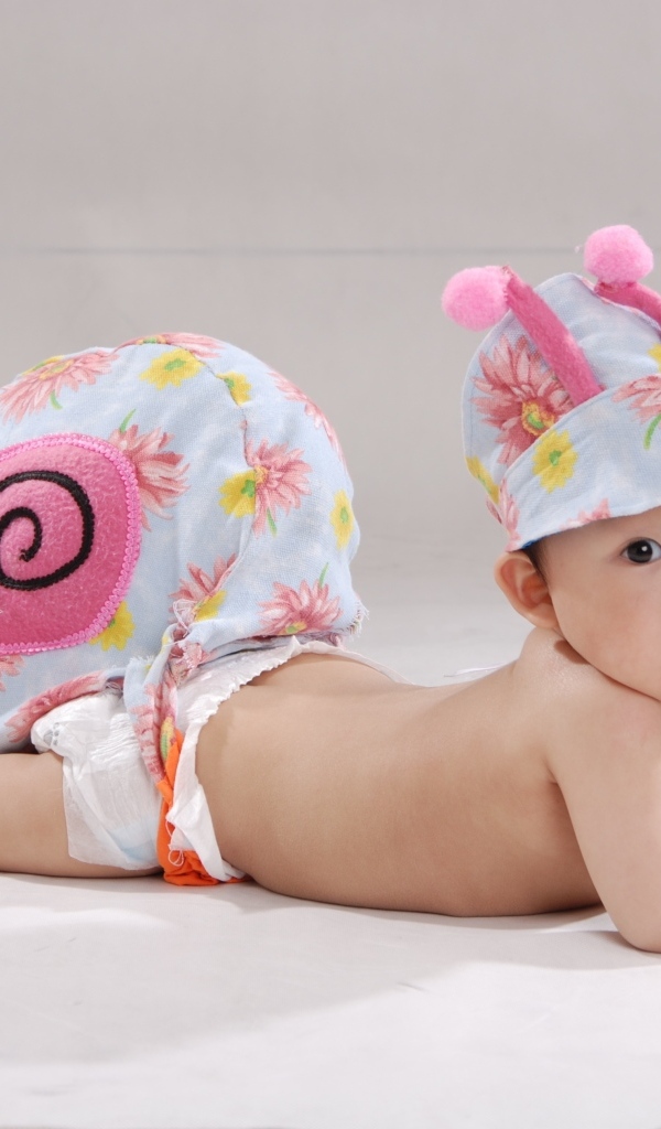 Милый азиатский ребенок в костюме гусеницы