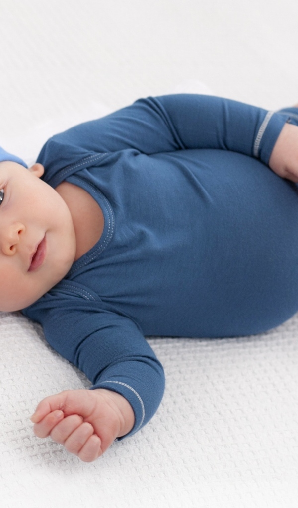 Милый малыш в синем боди в шапке