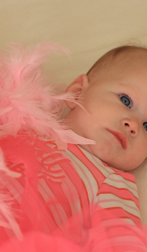 Милая малышка с розовыми перьями