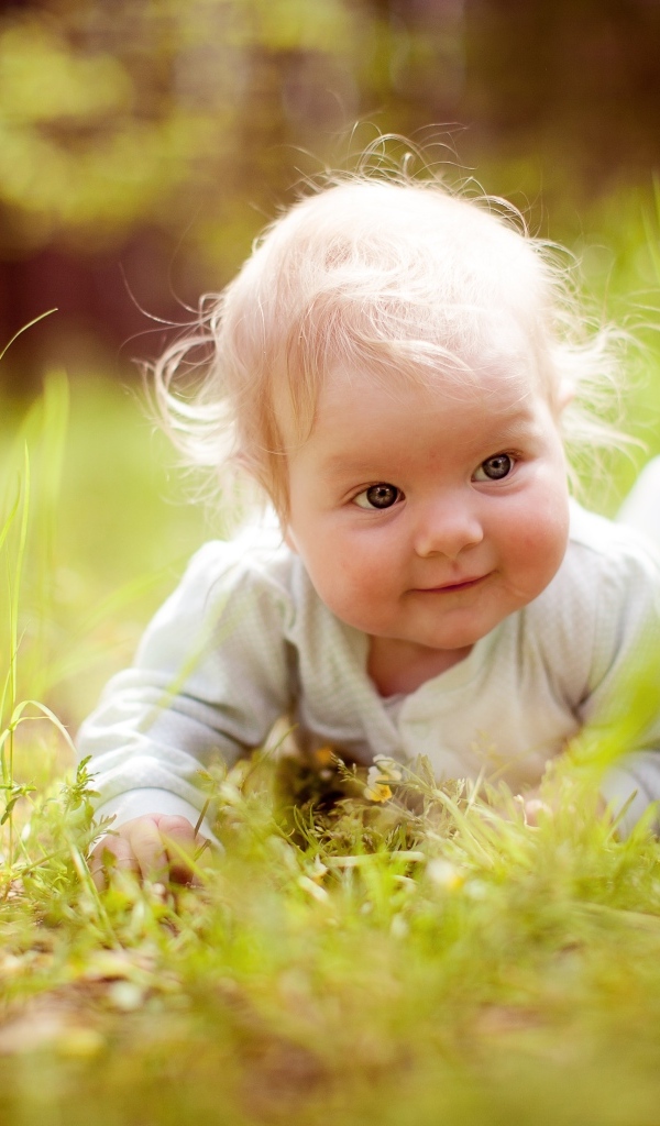 Милый светловолосый ребенок в траве