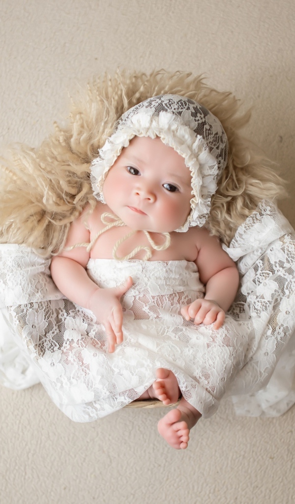 Милый новорожденный ребенок в колыбели 