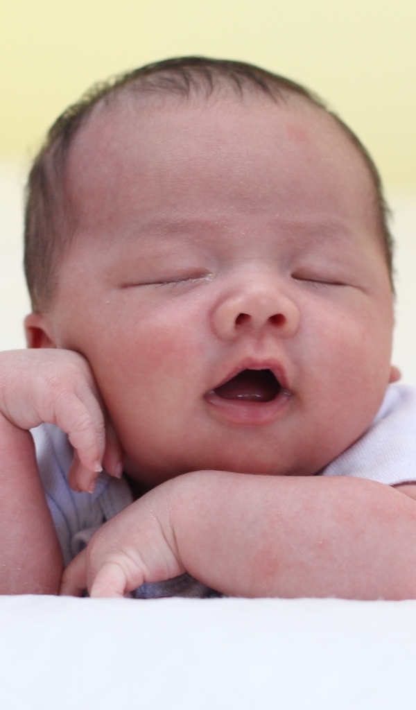 Милый спящий новорожденный ребенок 