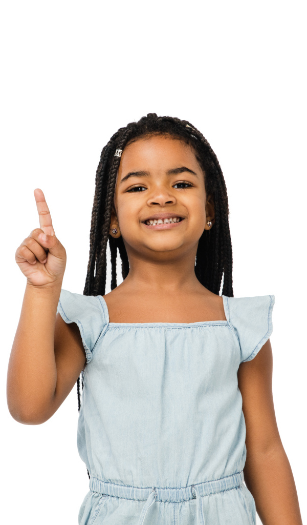 Темнокожая маленькая девочка на белом фоне