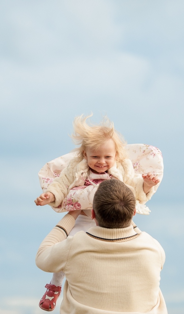 Отец играет с маленькой дочерью 