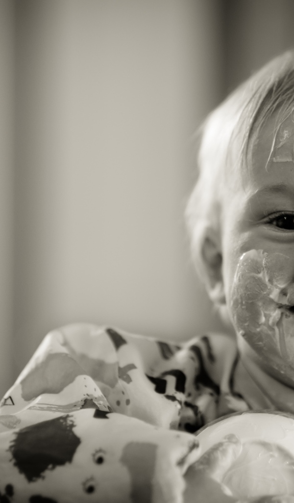 Смешной мальчик с лицом в сметане