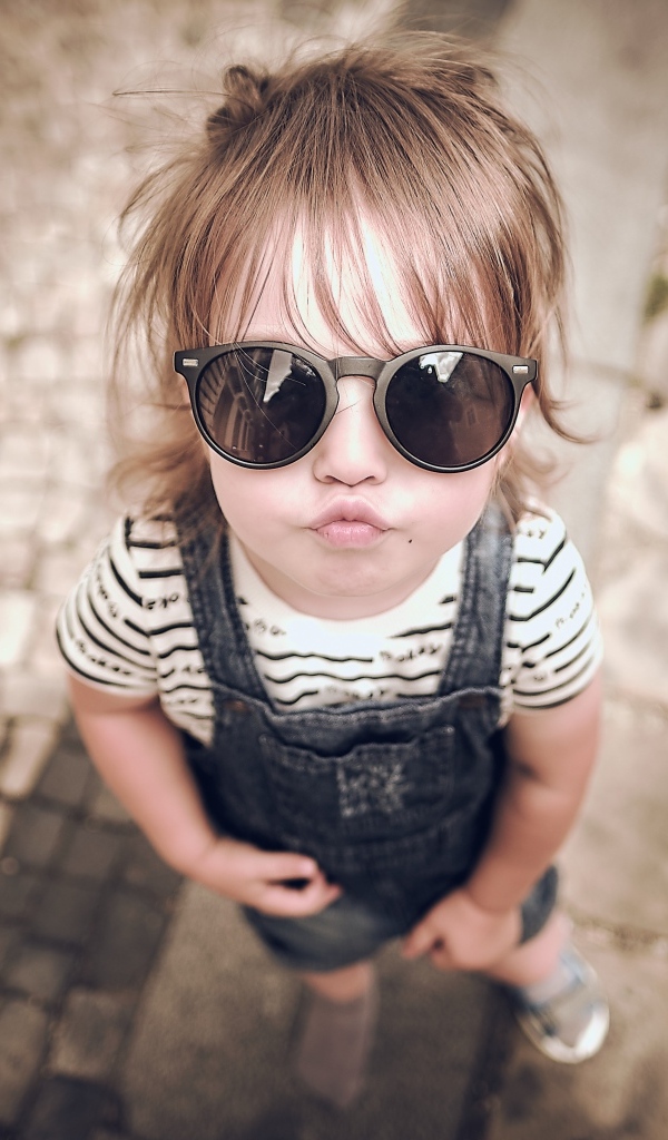 Смешная девочка в солнечных очках