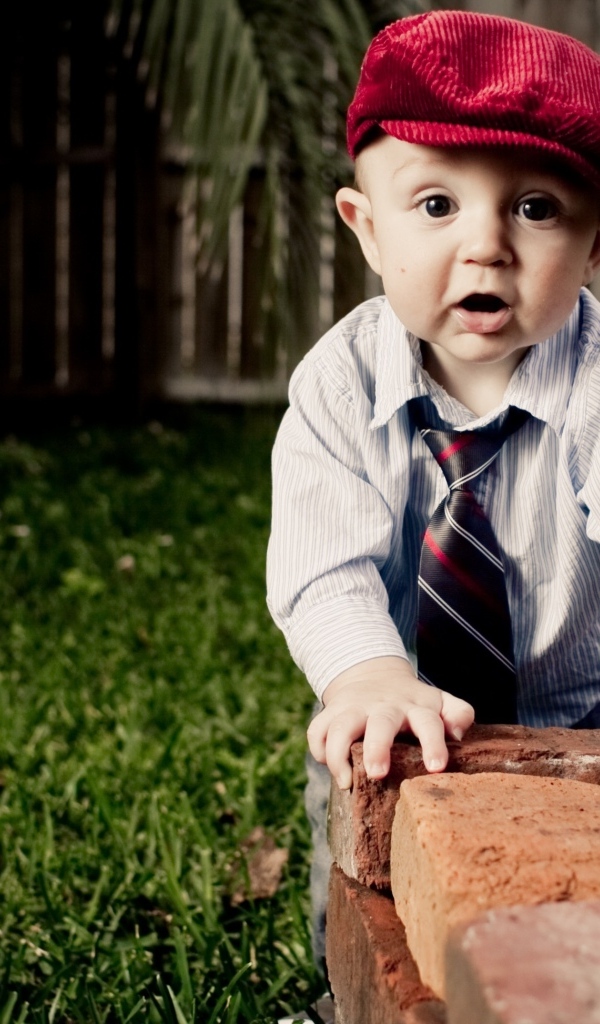 Смешной маленький мальчик в красной кепке