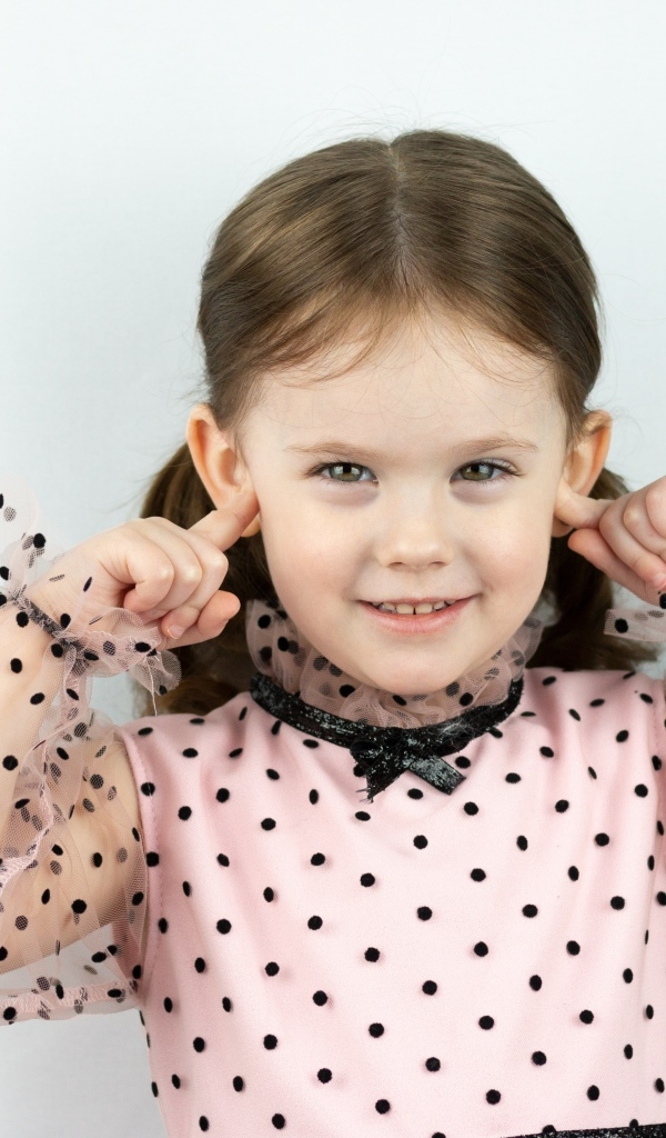 Смешная маленькая девочка закрыла уши