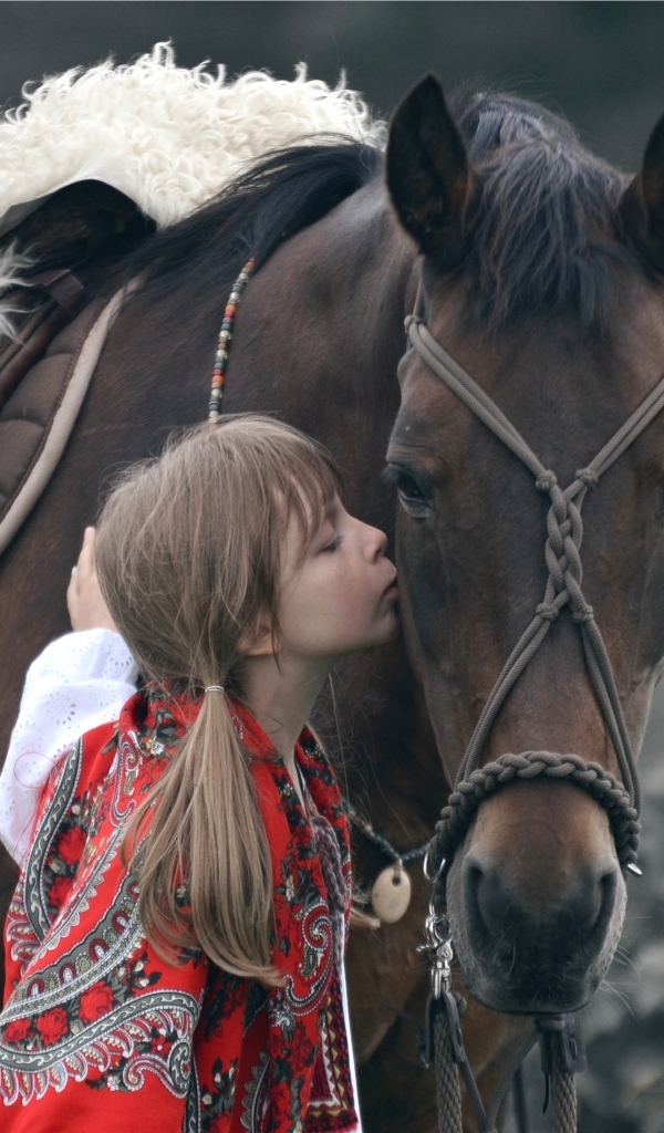 Девочка с большим коричневым конем