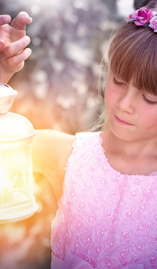 Девочка с фонариком в руках 