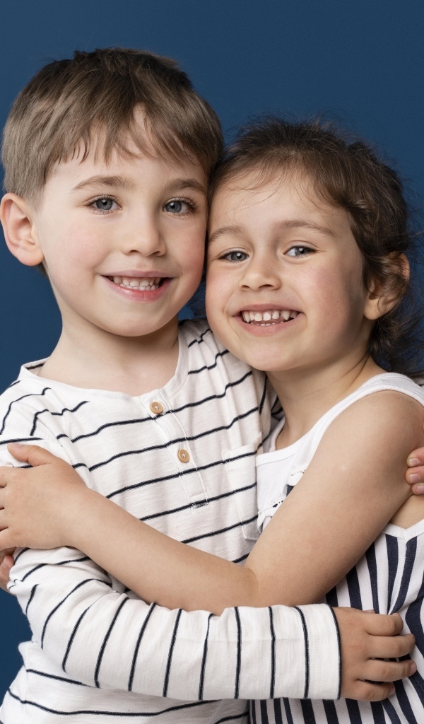 Объятия маленьких брата и сестры