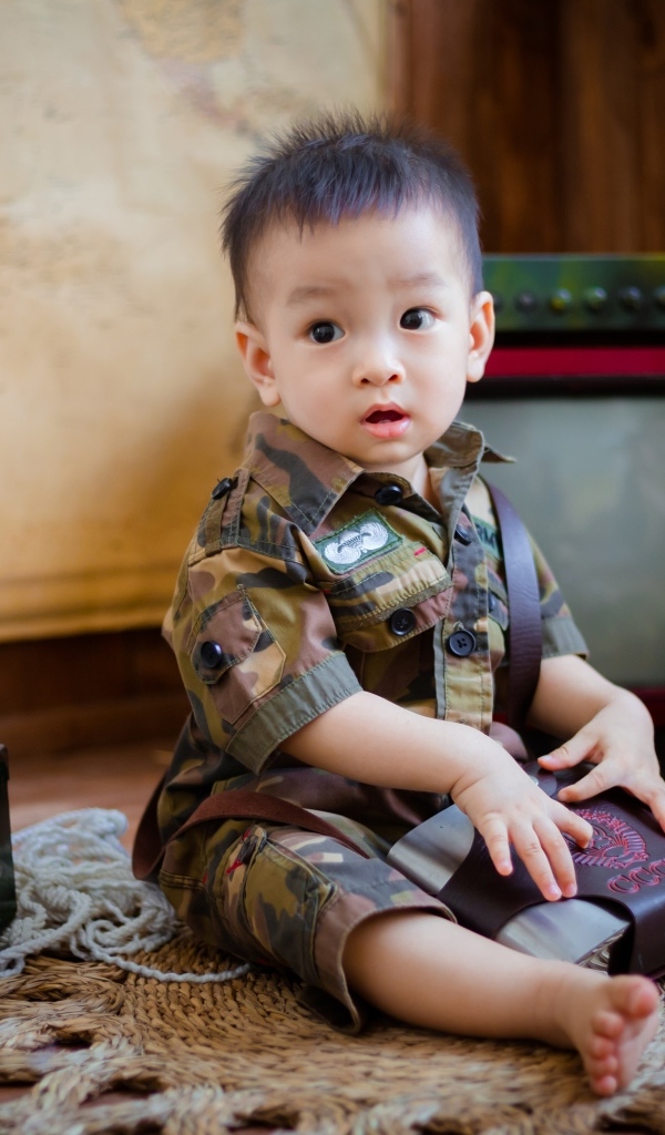 Маленький мальчик азиат в военной форме